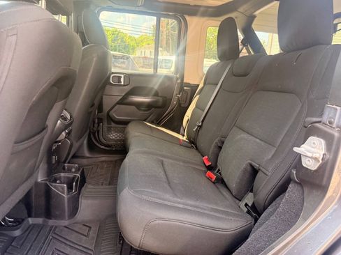 Used 2019 Jeep Wrangler Unlimited Sahara AWD/4WD image 8
