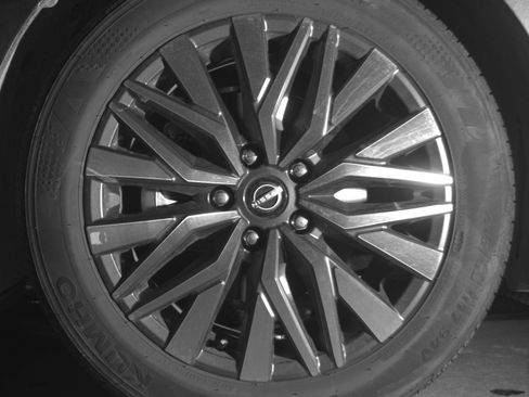 Used 2025 Nissan Altima 2.5 SV FWD image 12