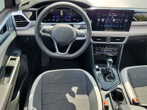 Certified 2025 Volkswagen Taos SE image 11
