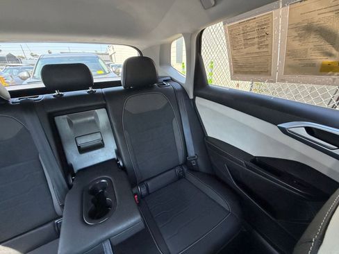 Used 2025 Volkswagen Taos SE FWD image 38