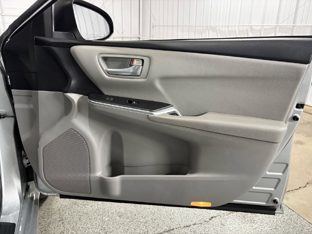 Used 2016 Toyota Camry LE FWD image 38