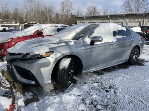 Used 2022 Toyota Camry SE image 1