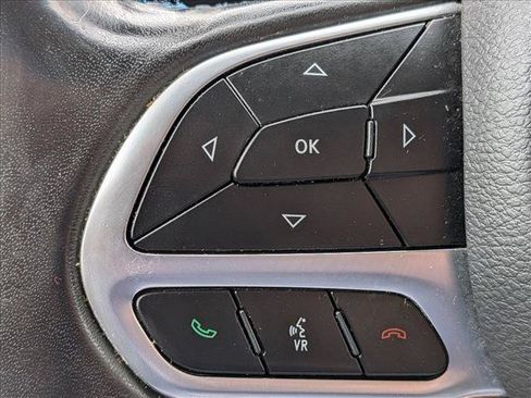 Used 2021 Chrysler Pacifica Touring-L w/ Uconnect Theater Family Group FWD image 9