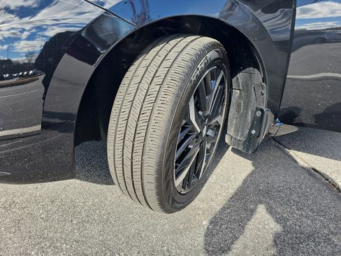 Used 2025 Nissan Versa SR w/ Trunk Package image 31