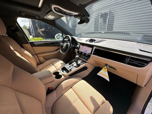 Certified 2025 Porsche Macan image 36