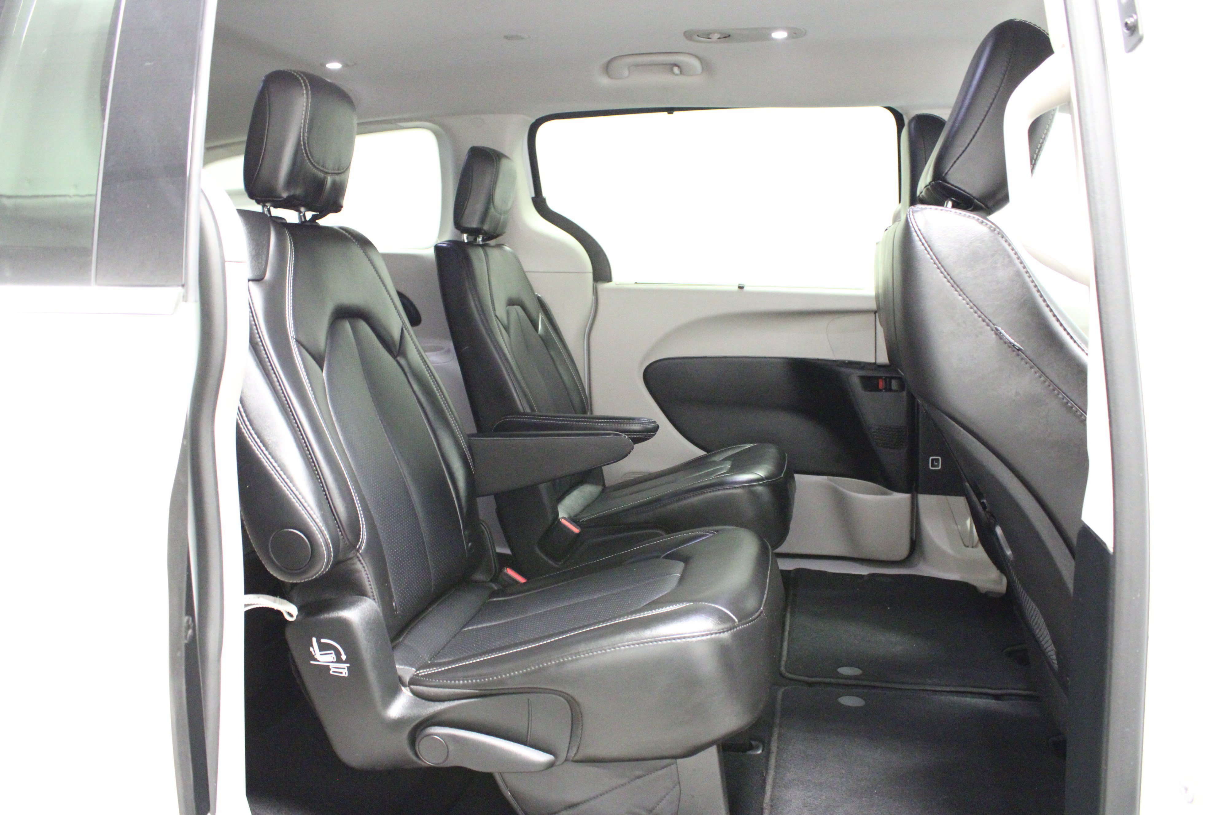 Used 2024 Chrysler Pacifica Touring-L FWD image 18