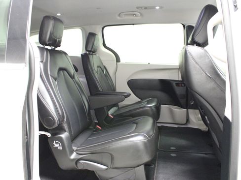 Used 2024 Chrysler Pacifica Touring-L FWD image 18