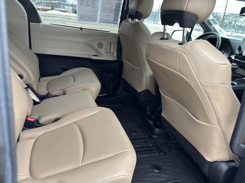 Used 2022 Toyota Sienna XLE image 17