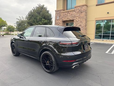 Used 2023 Porsche Cayenne Platinum Edition AWD/4WD image 3