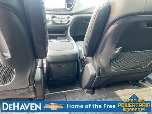 Used 2025 Chrysler Pacifica Limited FWD image 23
