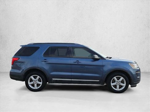 Used 2018 Ford Explorer XLT FWD image 4
