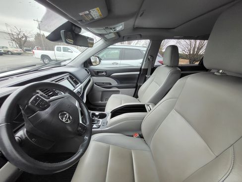 Used 2019 Toyota Highlander XLE image 10