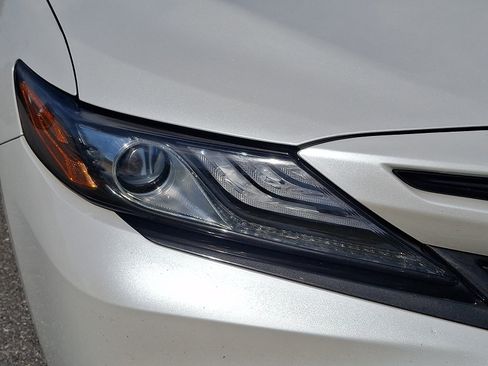 Used 2022 Toyota Camry XSE FWD image 9