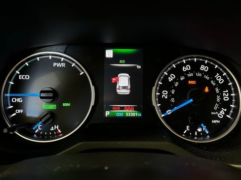 Used 2022 Toyota RAV4 LE image 10