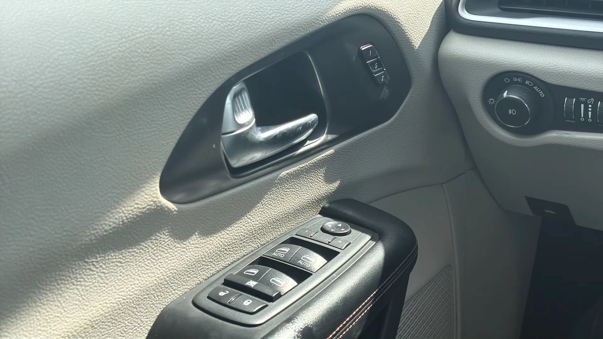 Used 2020 Chrysler Pacifica Touring-L FWD image 16