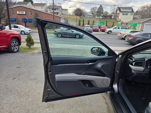 Used 2021 Toyota Camry SE image 10