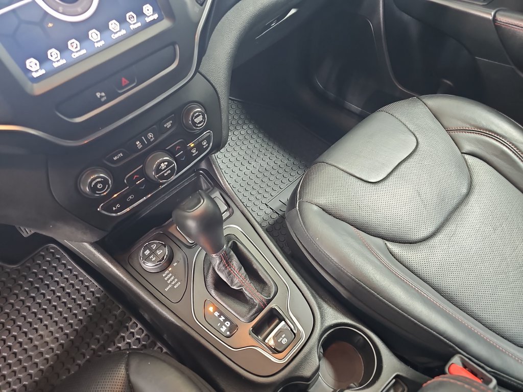 Used 2019 Jeep Cherokee Trailhawk AWD/4WD image 30