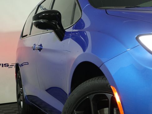 New 2026 Chrysler Pacifica Limited image 3