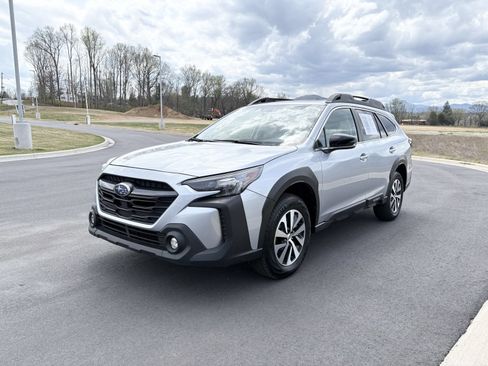 Used 2025 Subaru Outback Premium AWD/4WD image 3