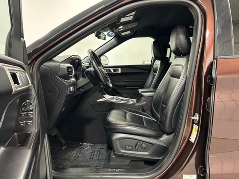 Used 2020 Ford Explorer XLT w/ Equipment Group 202A AWD/4WD image 4