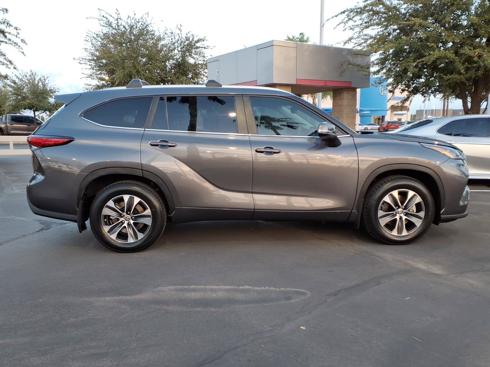 Used 2023 Toyota Highlander XLE FWD image 3