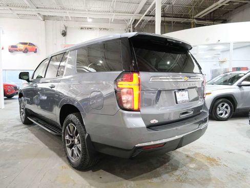 Used 2022 Chevrolet Suburban LT w/ Luxury Package image 8