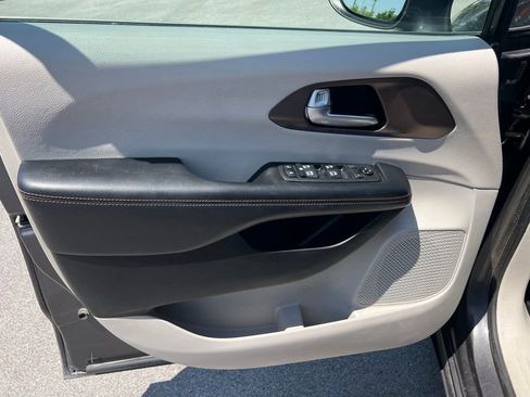 Used 2018 Chrysler Pacifica Touring-L Plus FWD image 16
