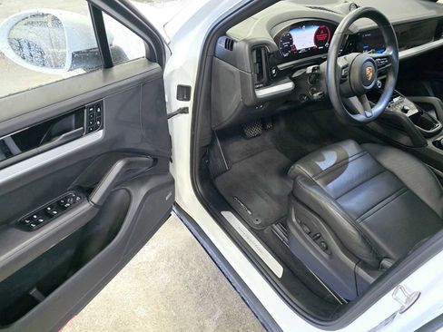 Used 2024 Porsche Cayenne Coupe image 19