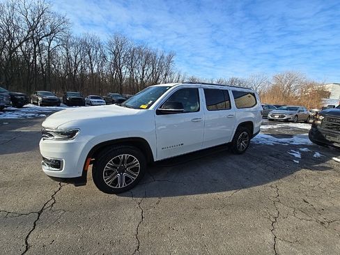 Used 2023 Jeep Wagoneer L Series II image 2