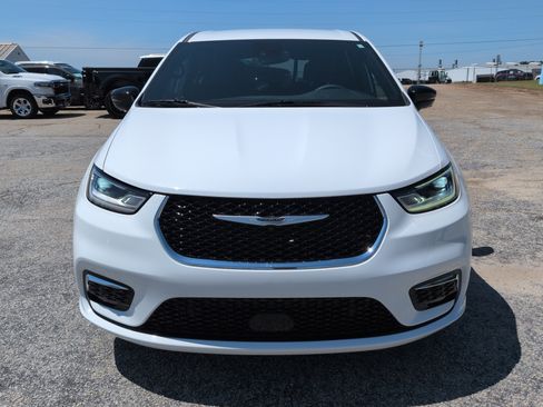 Used 2025 Chrysler Pacifica Select FWD image 7