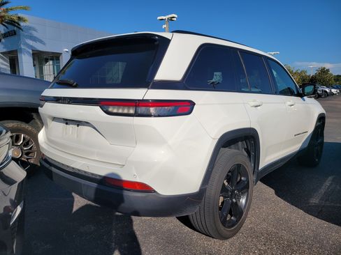 Used 2024 Jeep Grand Cherokee Altitude RWD image 4