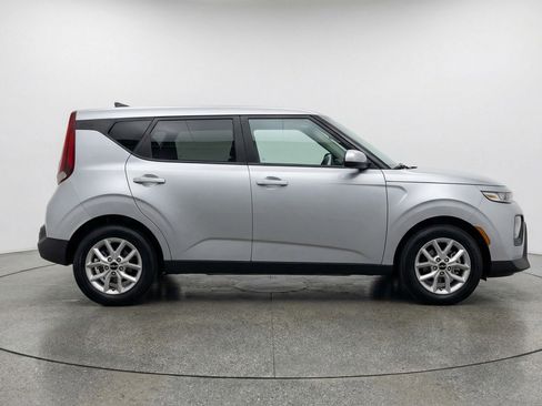 Used 2025 Kia Soul FWD image 11