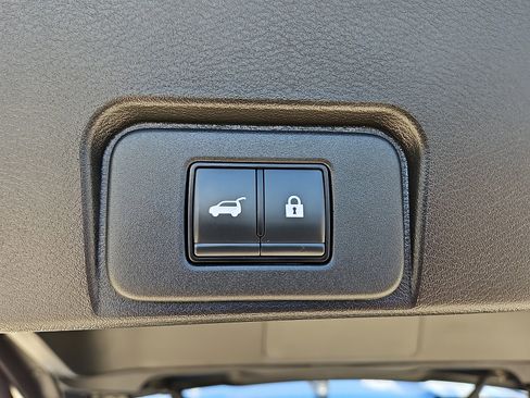 Used 2025 Nissan Rogue SV FWD image 7