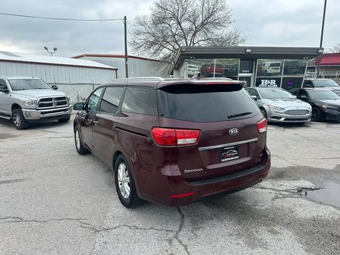 Used 2016 Kia Sedona LX w/ LX Convenience Package image 3
