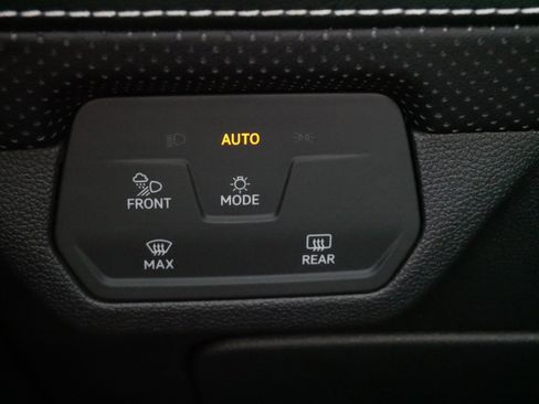 Used 2025 Volkswagen Atlas SE image 28