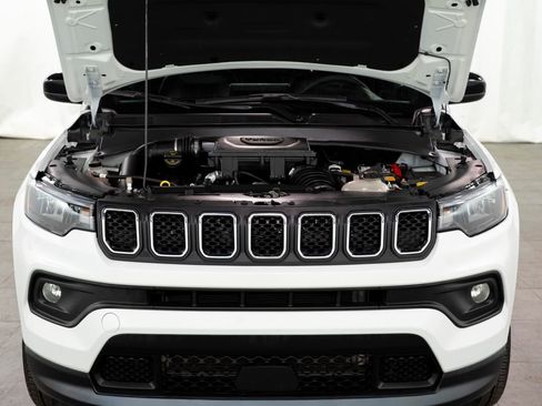 Used 2024 Jeep Compass Latitude AWD/4WD image 3