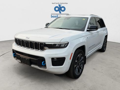 Used 2023 Jeep Grand Cherokee Overland w/ Advanced Protech Group III AWD/4WD image 2