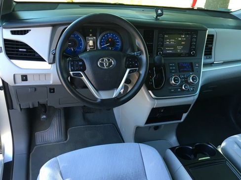 Used 2020 Toyota Sienna LE w/ Carpet Mat Package FWD image 23