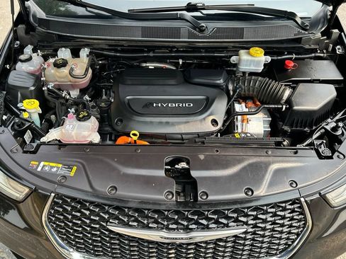 Used 2024 Chrysler Pacifica Limited FWD image 10