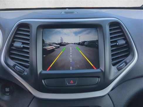 Used 2018 Jeep Cherokee Latitude Plus image 16