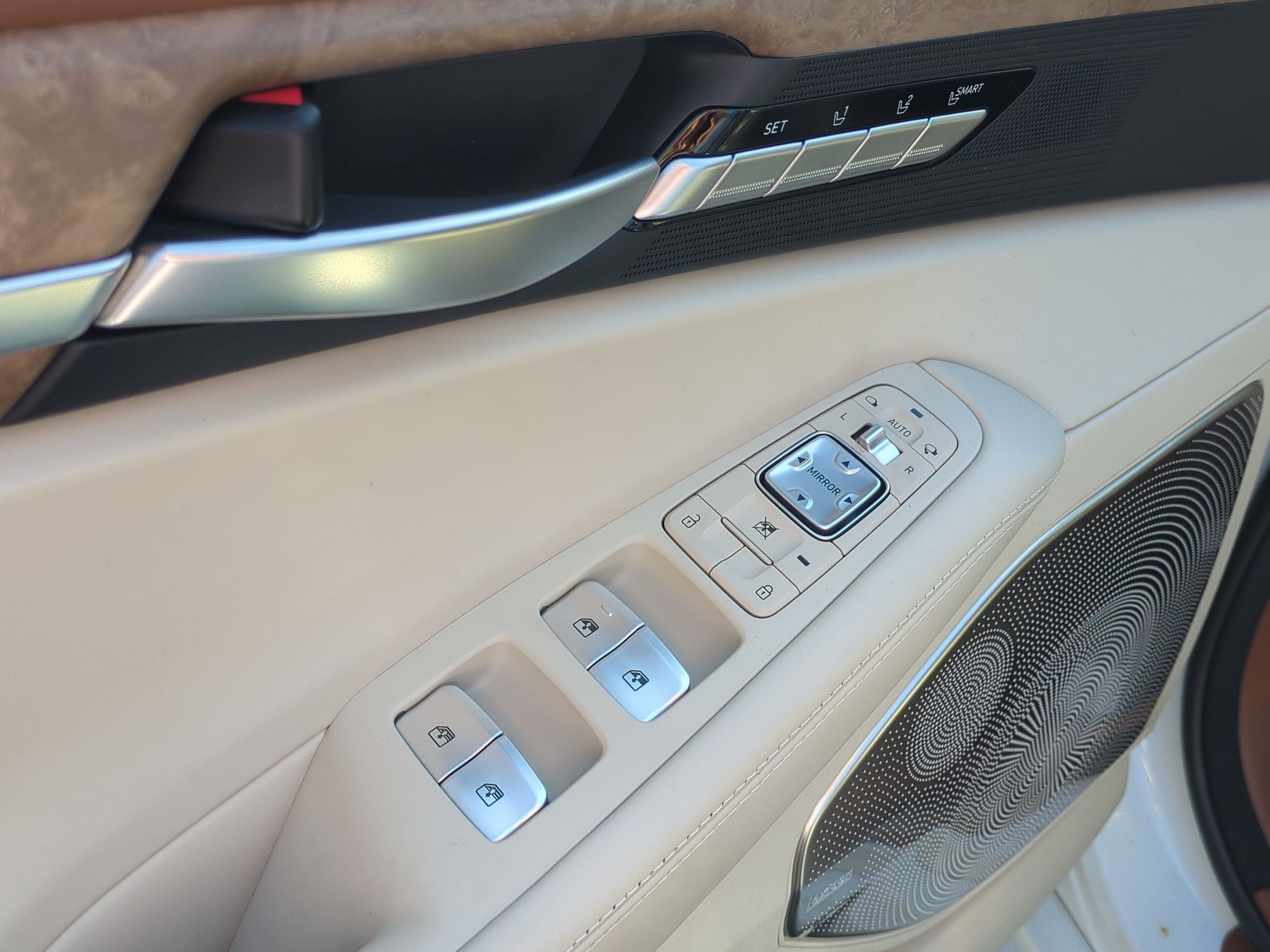 Used 2022 Genesis G90 5.0 Ultimate RWD image 14