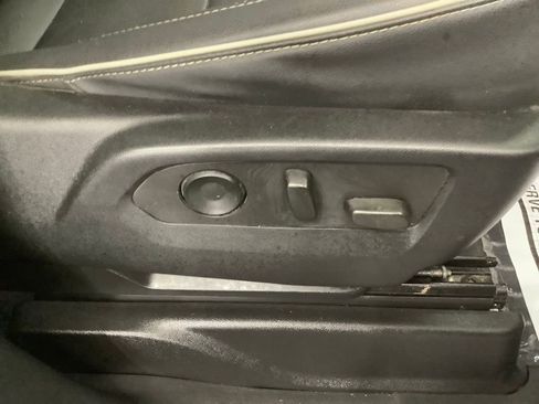 Used 2022 GMC Yukon XL SLT w/ SLT Premium Package image 28