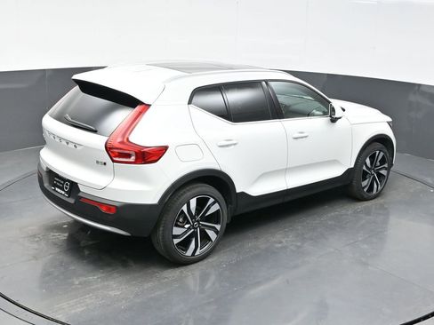 Used 2025 Volvo XC40 B5 Plus image 32