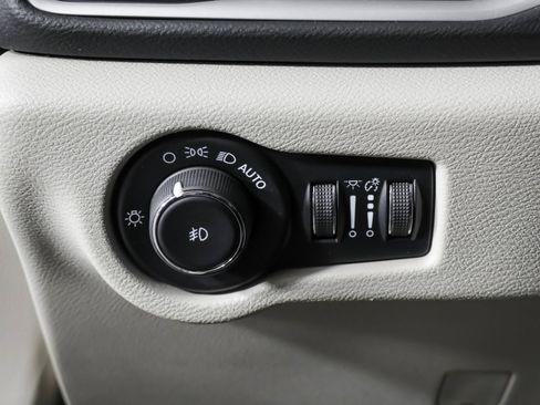 Used 2023 Chrysler Pacifica Touring-L FWD image 23