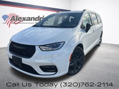 Used 2025 Chrysler Pacifica Limited