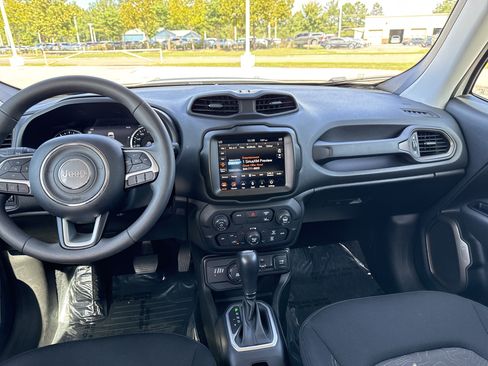 Used 2023 Jeep Renegade Latitude AWD/4WD image 24