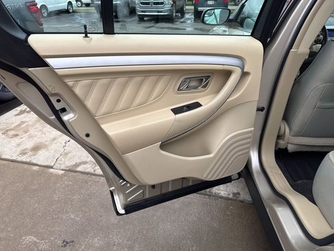 Used 2018 Ford Taurus SE image 32