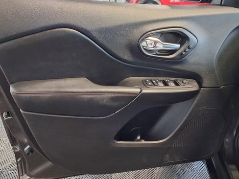 Used 2019 Jeep Cherokee Trailhawk AWD/4WD image 17