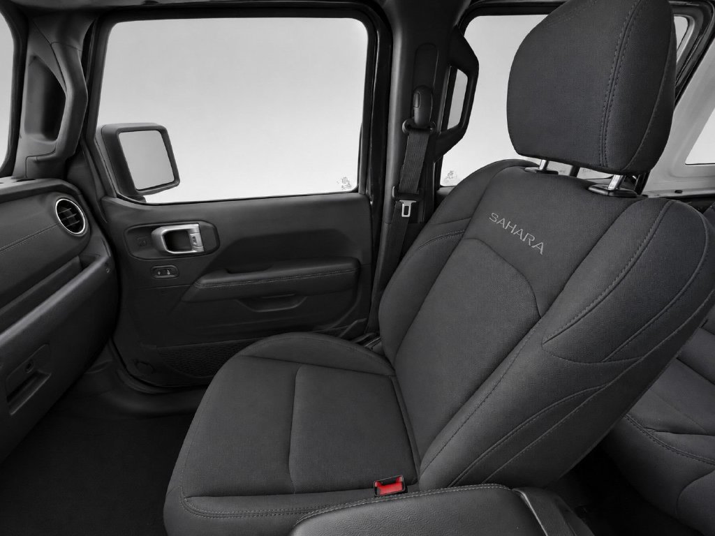 Used 2020 Jeep Wrangler Unlimited Sahara w/ Cold Weather Group AWD/4WD image 28