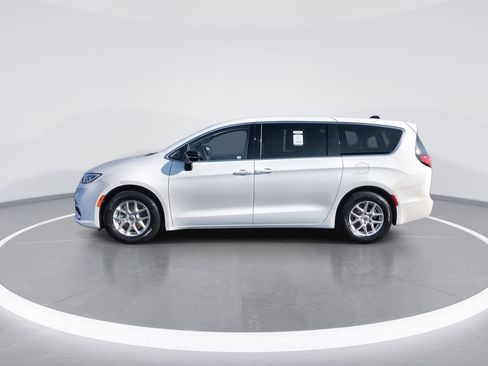 Used 2024 Chrysler Pacifica Touring-L image 5